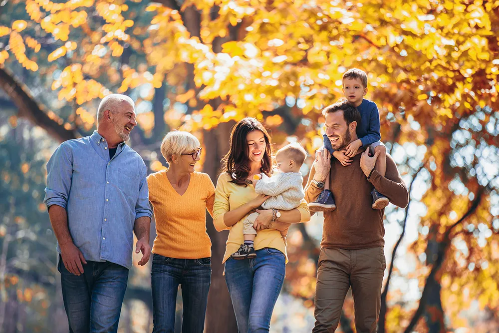 Mehrere Generationen einer Familie machen einen Spaziergang - Familienpraxis Glinde bietet Vorsorge für jeden vom Säugling bis zum Senior